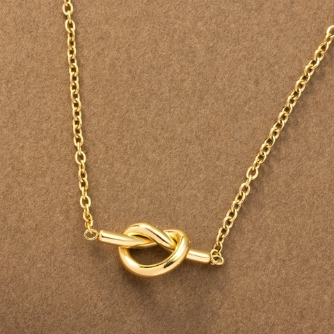 Collana Pendente Nodo Acciaio Titanio Placcato Oro 18K Chic Minimalista Elegante Gioielli Donna