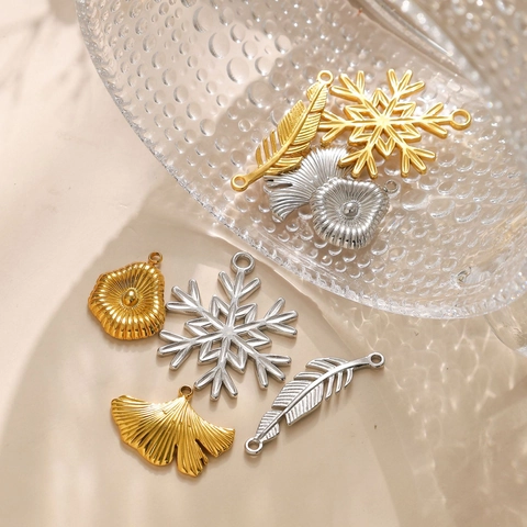 Pendentifs De Plantes Ajourés Charms En Acier Inoxidable 304 Pour Création De Bijoux DIY Flocon De Neige Feuille De Ginkgo Plume