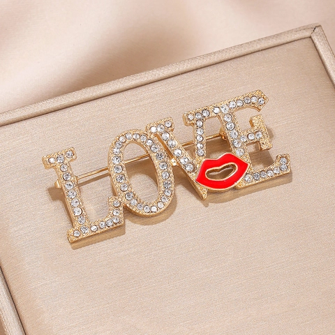 LOVE Letter Broche Legering Strass Rode Lippen Emaille Romantisch Valentijn Cadeau Dames Mode Elegant