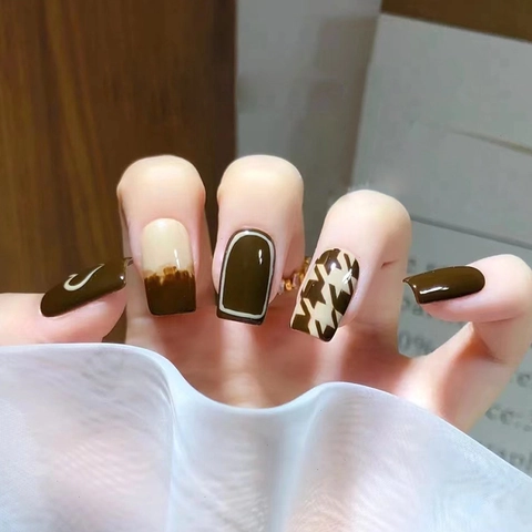 Unghie Finte Marrone Caffè Cuore Quadri Corte Quadrate Artificiali Per Donne Decorazione Quotidiana Stile Chic