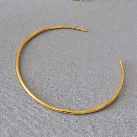 Vintage Minimalistische Messing Vergulde Onregelmatige Lijnen Open Choker Halsketting Voor Vrouwen Stijlvolle Niche Geometrische Sieraden