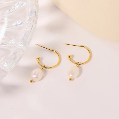 Orecchini A Cerchio A C Con Perla Artificial Barocca D'acqua Dolce Perno In Acciaio Al Titanio Placcato Oro Eleganti Da Donna