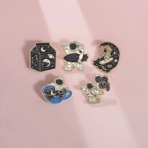 Cartoon Astronaut Emaille Broche Pin Leuk Ruimte Planeet Spaceman Metalen Badge Voor Rugzak Kleding Student Sieraden Cadeau