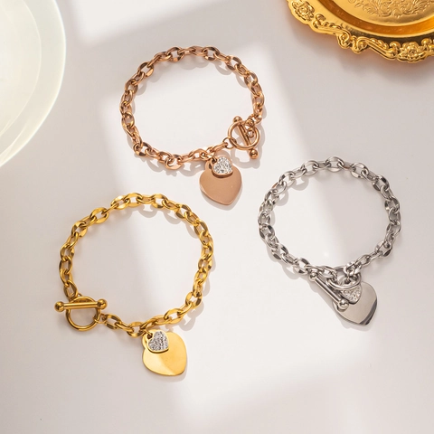 Bracelet en Acier Titane avec Fermoir à Bascule pour Femmes Pendentif Cœur Minimaliste Incrusté de Strass Double Cœur Bijoux