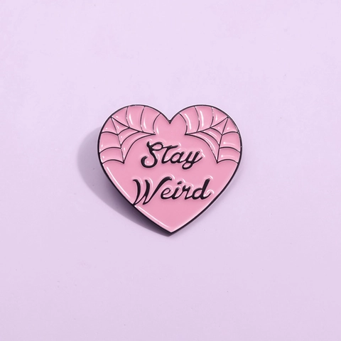 Spilla in Smalto a Forma di Cuore Rosa Personalizzata in Lega Con Scritta Stay Weird e Ragnatela per Vestiti Borse Gioielli