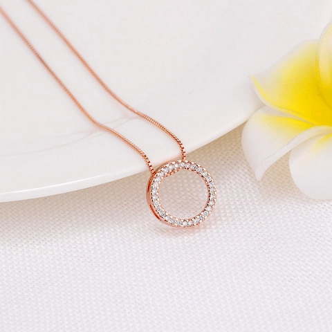 Collier Pendentif Rond Évidé en Zirconia Style Ins pour Femmes Cuivre Plaqué Or Rose Chaîne de Boîte Bijoux Élégants