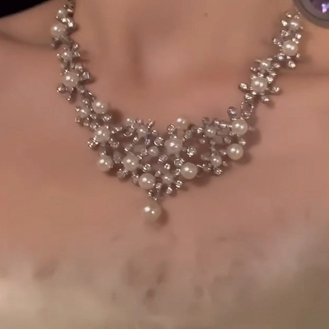 Set Di Gioielli In Lega Con Künstliche Perle E Strass A Fiori Collana E Orecchini Stile Vintage Da Palazzo Per Donne
