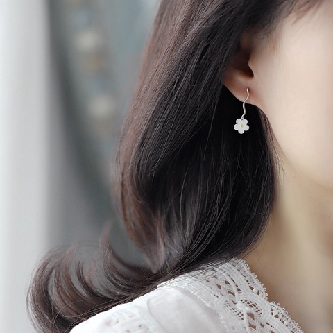S925 Sterling Silver Daisy Earrings For Women Sweet White Flower Enamel Wavy Hook Earrings Small Pastoral Style Jewelry Gift
