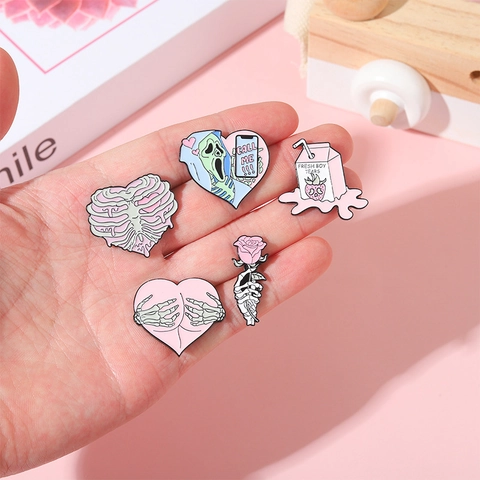 Épingle Émaillée Créative Broche Alliage De Zinc Rose Squelette Cœur Rose Brique De Lait Style Gothique Sombre Doux Badge