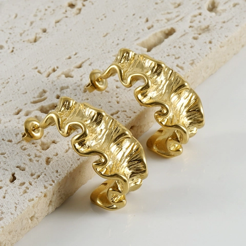 Pendientes De Aro En Forma De C Bañados En Oro De 18K Acero Inoxidable Textura Plisada Irregular Retro Mujer