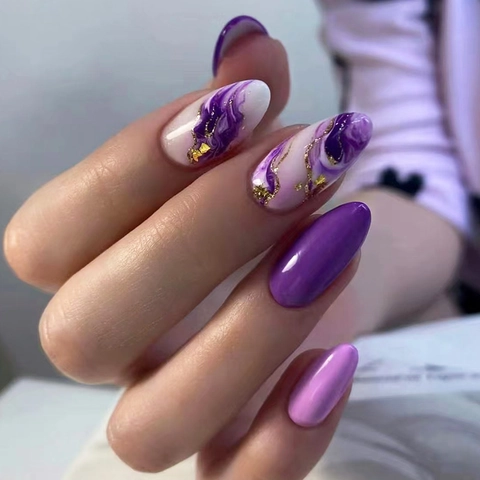 Violette Marmor Aufpressnägel Mandelform Falsche Nägel Mit Goldfolien Design Glänzendes ABS Material Maniküre Für Frauen
