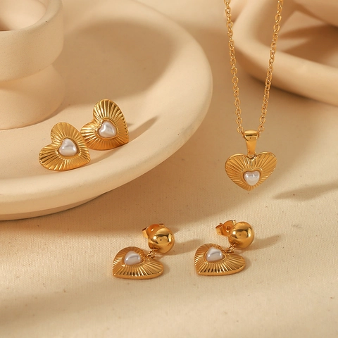 Heart Shape Stainless Steel Jewelry With Artificial Pearl Inlay 18k Gold Plated Necklace And Stud Earrings Radial Texture Vintage