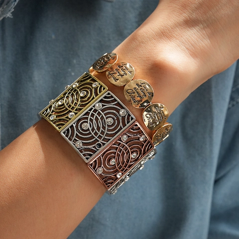 Bracciali Elastici In Lega Vintage Per Donna Bracciale Splicing Intagliato Cavo Tricolore Con Versetto Biblico Strass