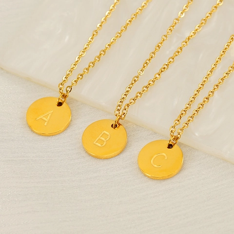 Collana Iniziale Disco Tondo Minimalista Acciaio Inossidabile Placcato Oro 18K Ciondolo Lettera Incisa Gioielli Moda Eleganti