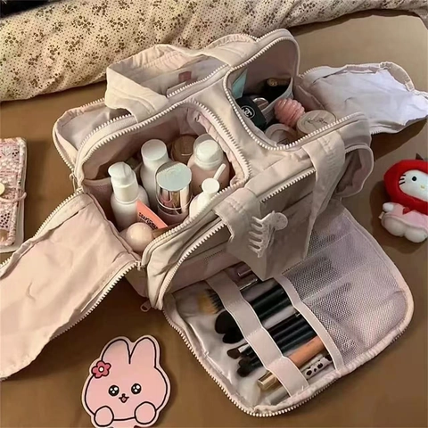 Sac Cosmétique Matelassé Puffer Nylon Grande Capacité Multi Couches Sac De Toilette Voyage Sac À Main Portable Avec Charme En Peluche