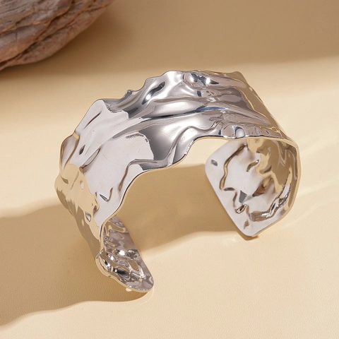 Bracciale A Polsino Largo Lega Argento Texture Martellata Irregolare Minimalista Bracciale Aperto Regolabile Moderno Donna