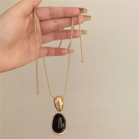 Collier Long Pendentif Style Français Vintage Pierre Résine Ovale Noire Chaîne Serpent Alliage Bijoux Pour Femmes
