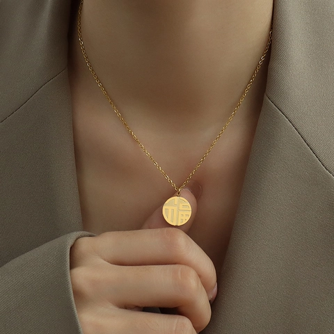 Collana Con Pendente Rotondo Carattere Fu Acciaio Al Titanio Placcato Oro 18K Stile Cinese Gioielli Per Donna