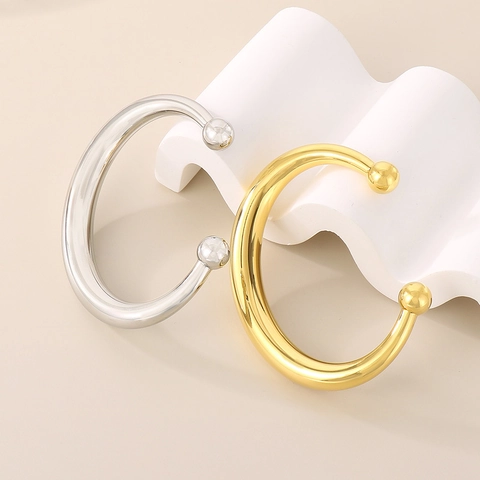 Minimalistische 18K Vergulde 316L Roestvrijstalen Open Bangle C-Vorm Hol Gepolijst Glad Armband Met Ronde Baluiteinden