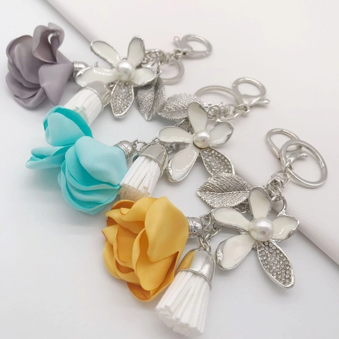 Kreativer Stoff Blumen Schlüsselanhänger Mit Strass Quaste Zinklegierung Fünfblättrige Blume Tasche Anhänger Auto Schlüsselring Geschenk Für Damen