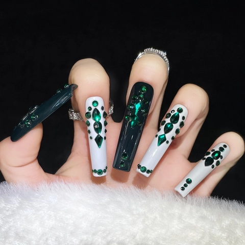 Handgemaakte Luxe Press On Nagels Smaragdgroen Strass Lange Kistvorm Glanzend Voor Vrouwen