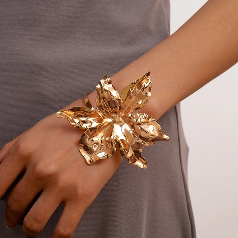 Grote Gekreukte Bloem Open Armring Metalen Statement Arm Manchetten Trendy Ijzer Gegalvaniseerde Sieraden Voor Vrouwen