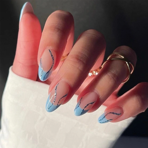 Unghie Finte A Pressione Blu Chiaro French Forma Mandorla Con Linee Ondulate Glitter Argento Eleganti Per Donne