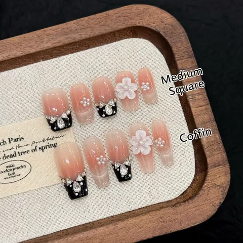 Uñas Postizas Hechas A Mano Estilo Francés Con Flor 3D Perla Artificial Diamantes De Imitación Lazo Forma Ataúd Degradado Nude Mujer