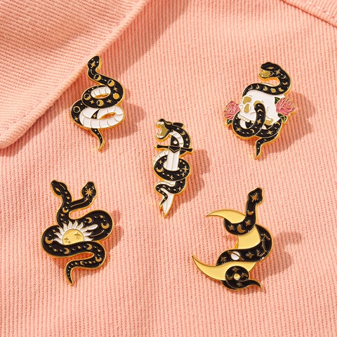 Broche de Esmalte de Serpiente Gótica Alfiler Calavera Mística Luna Sol Daga Insignia de Aleación Estilo Oscuro