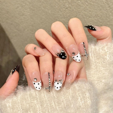 Künstliche Fingernägel Polka Dot Straß Süß Kühl Französischer Stil Nude Pink Schwarz Weiß Mandelform Bogen Kreuz Dekor Damen