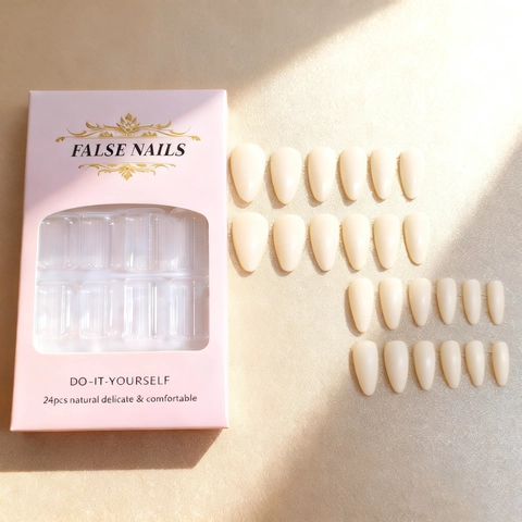 Lange Mandel-Press-On-Nägel Off-White Cream Glänzend ABS-Kunststoff Vollabdeckung Künstliche Nägel Einfacher Minimalistischer Stil Für Frauen