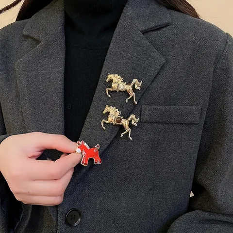 Vintage Horse Brooch Pin Alloy Resin Rhinestone Enamel Animal Shape Elegant Jewelry For Women Fashion Accessory