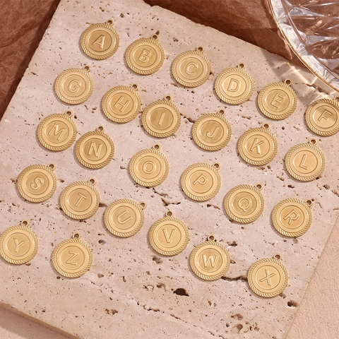 Ciondolo Tondo a Forma di Lettera dell'Alfabeto in Acciaio Inossidabile Placcato Oro 18K Vintage Per Donna Retro Moda Fai da Te Forniture Gioielleria
