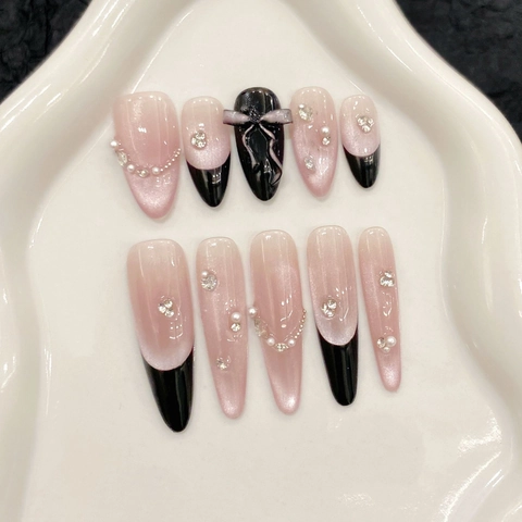 Uñas Postizas Hechas A Mano Cat Eye Shimmer Francés Almendra Larga Rosa Negro Lazo 3D Perla Artificial Diamantes Uñas Artificiales