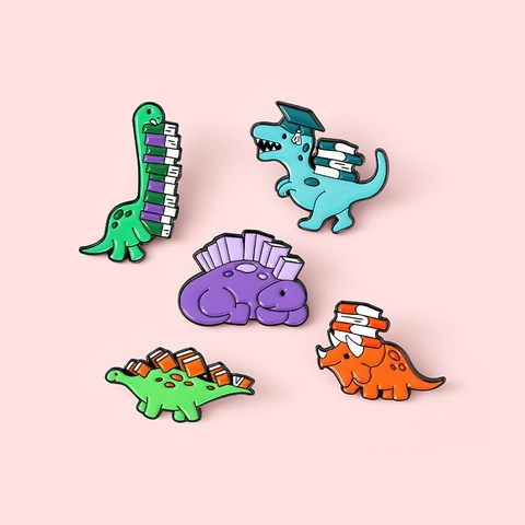 Schattige Cartoon Dinosauriër Emaille Pin Broche Zinklegering Kleurrijk Lezen Boek Academisch Student Sieraden Cadeau
