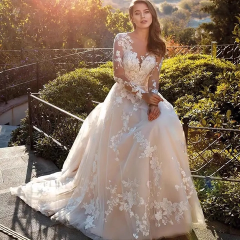 Elegantes Langärmliges Hochzeitskleid Aus Spitze Mit V-Ausschnitt Und A-Linie Brautkleid Mit Stickerei Tüll Schleppe