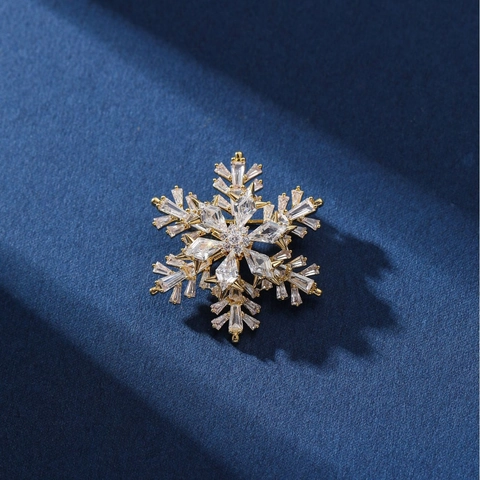 Elegant Snowflake Brooch For Women Gold Plated Copper Rotating Brooch With Zirconia Sparkling Winter Jewelry For Suit Gift