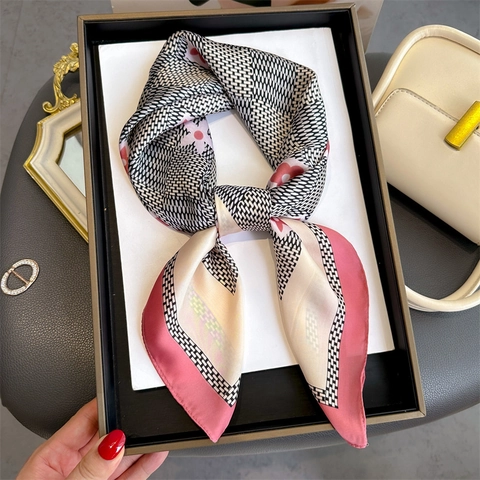 Dames Vierkante Sjaal Imitatie Satijn Polyester Plaid Bloemenprint Mode Decoratieve Nek Hoofddoek Elegant