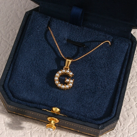 Edelstahl 18K Vergoldete Buchstabenkette Für Damen Elegante Künstliche Perle Buchstabe Anhänger Mode Schlangenkette Schmuck