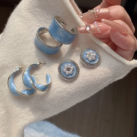Blaue Emaille C-Förmige Gedrehte Creolen Und Künstliche Perlenblumen Ohrstecker Legierung Silver Earring Post Vintage Damen