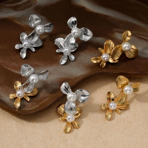 Edelstahl Blumen Künstliche Perlen Ohrstecker PVD Goldbeschichtet Texturierte Blütenblätter Eleganter Modeschmuck Für Damen Wasserdicht