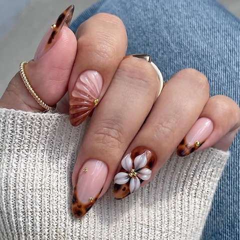 Französische Braune Leoparden Press On Nägel Harz Blumen 3D Geschnitzte Mandel Lange Falsche Nägel Goldene Perlen Elegante Dame