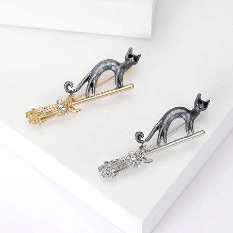 Legierung Katze Auf Besenstiel Brosche Pin Mit Strass Hexen Magie Thema Mode Emaille Tier Corsage Schmuck Für Damen