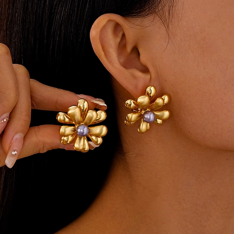 Flower Stud Earrings With Imitation Artificial Pearl And Silver Earring Post Alloy Metal Vintage Elegant Minimalist For Women