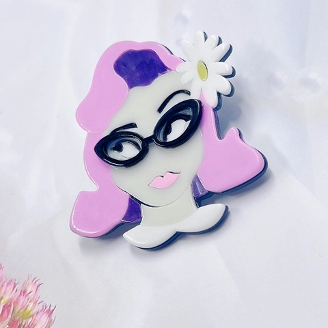 Retro Pop Mädchen Brosche Acryl Cartoon Porträt Anstecknadel Mit Katzenaugen Brille Und Weißem Gänseblümchen