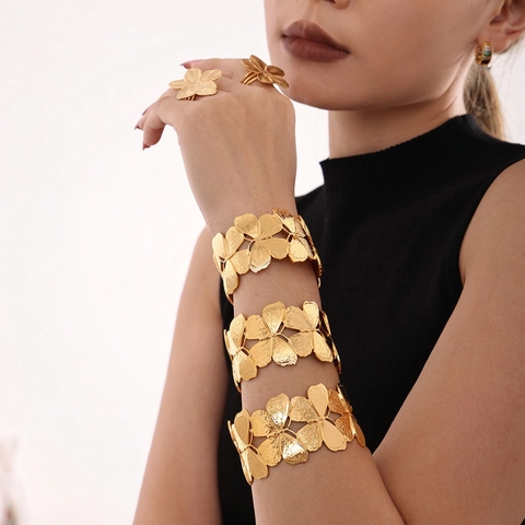 Bracciale A Polsino Farfalla Acciaio Inossidabile Placcato Oro 18K Bangle Aperto Design Cavo Elegante Moda Donna