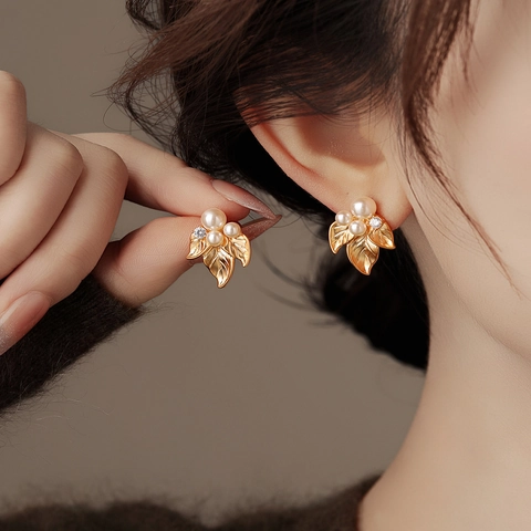 Orecchini A Lobo Foglia D'oro Vintage Francese Con Perla Artificial Imitazione E Strass Perno In Argento Elegante Per Donna