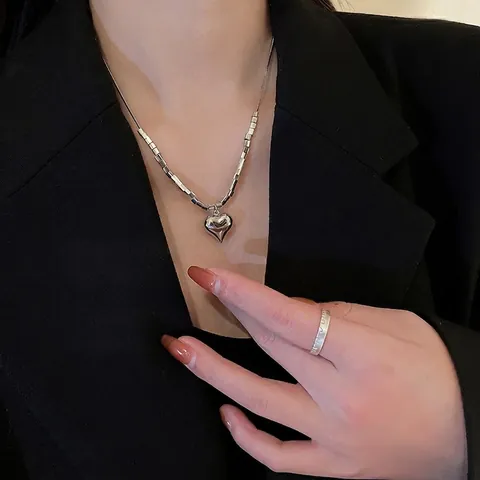 Collier Pendentif Cœur Papillon Minimaliste Pour Femmes Alliage Métal Chaîne Clavicule Style Vintage Accessoire Mode