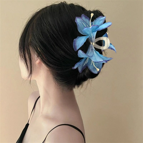 3D Lily Flower Hair Claw Clip Korean Style Large Fabric Shark Clip For Women Elegant Travel Party Ponytail Hair Accessories