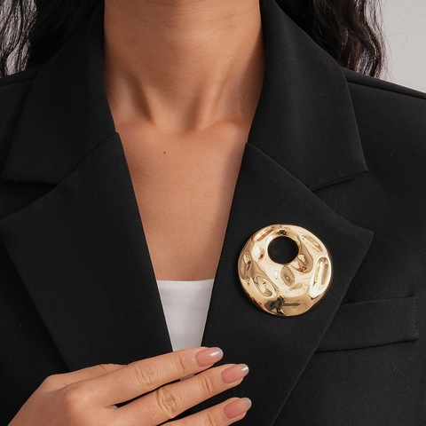 Vintage Hammerschlag Legierung Brosche Golden Hohl Rund Minimalistisches Modeaccessoire Für Damen